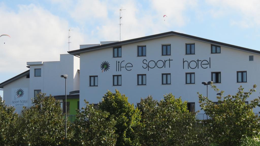 Life Sport Hotel Mentana Eksteriør billede